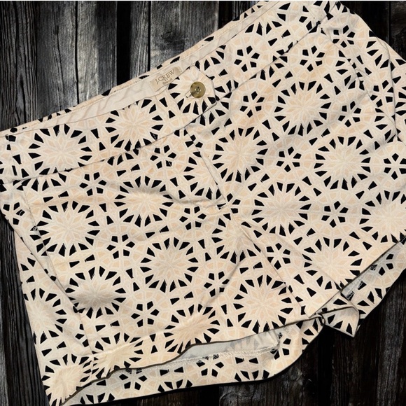 J. Crew Stretch Geometric Starburst Shorts Women’s Size 2 Cream Black Boho 3” - Picture 1 of 7